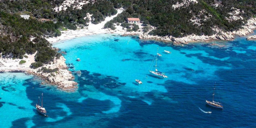 La Maddalena: Inselrundfahrt mit Aperitif und Brunch an Bord