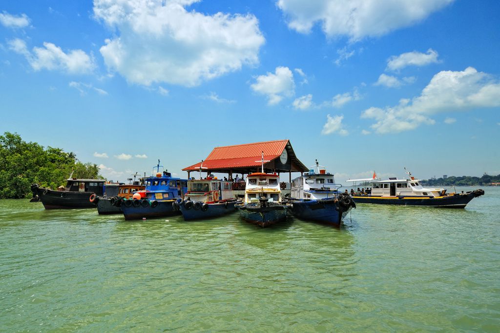 Boote vor der Insel Pulau Ubin
