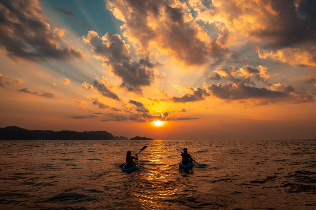 Von Lloret de Mar: Tour mit dem Kajak bei Sonnenaufgang am Strand von Fenals