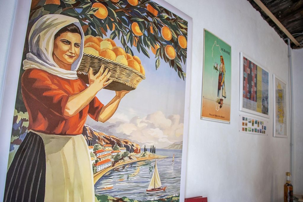 Durrës: Peeping Tourist Exhibition Ticket