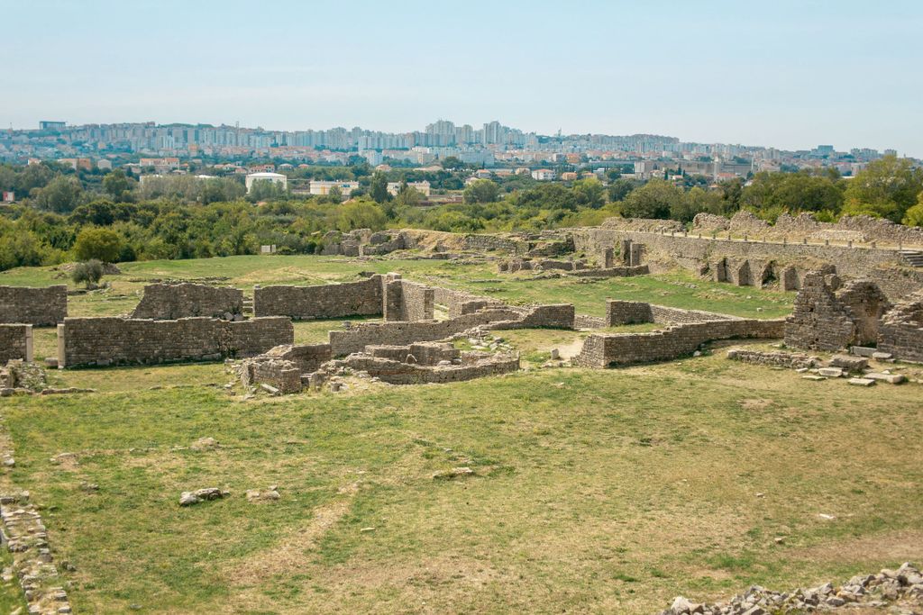 Split: Private Tour nach Salona, zur Burg Vitturi und nach Trogir