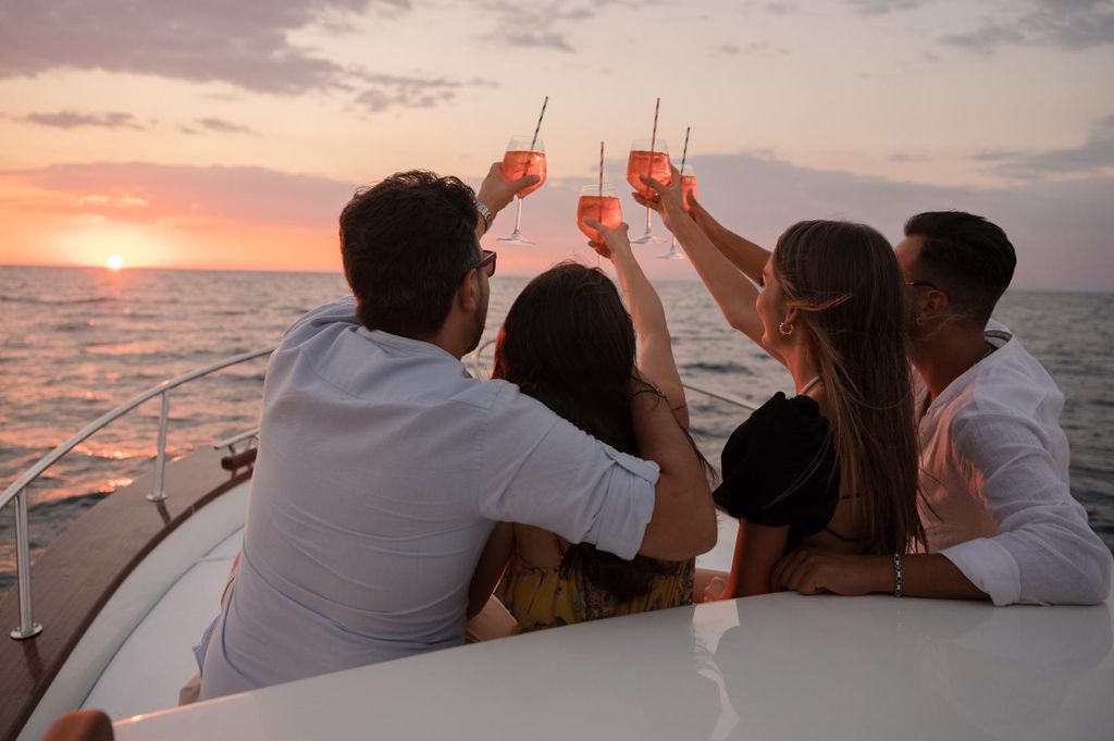 Aperitif auf dem Boot in Procida bei Sonnenuntergang