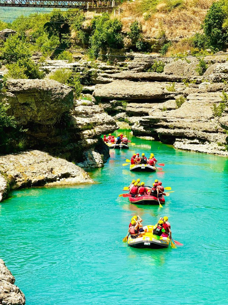 Ab Durrës: Rafting auf der Vjosa, Thermalbad und Lebensmittelverkostung