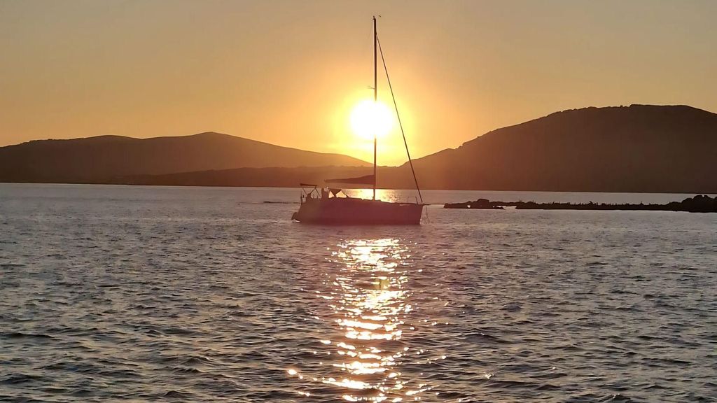 Ab Alghero: Sonnenuntergang auf einem Segelboot mit Aperitif