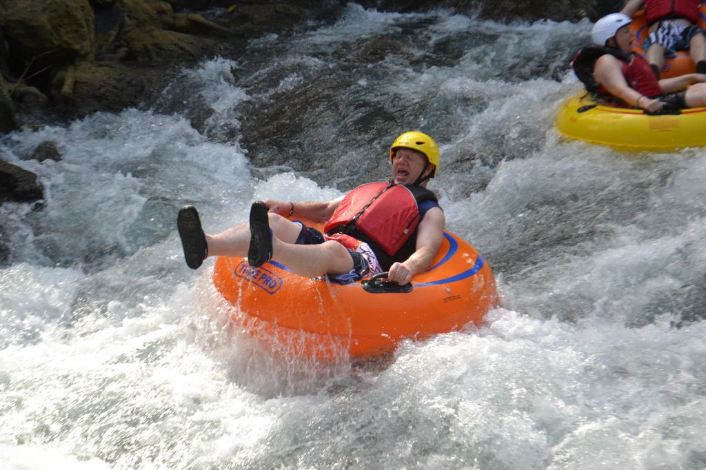 Falmouth: Jungle River Tubing & Bamboo Beach Club VIP Zugang