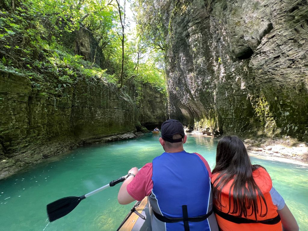 Kutaissi: Martvili-Schlucht & Prometheus-Höhle, georgisches Mittagessen