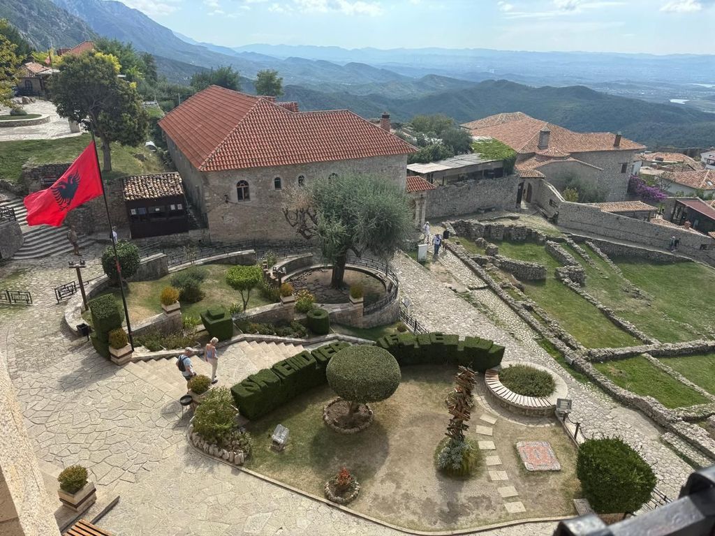 Von Tirana: Tour nach Kruja, Skanderbeg-Museum & Sarisalltik
