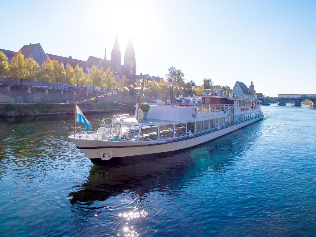 Regensburg: Abendliche Schifffahrten zum Re.Light Festival