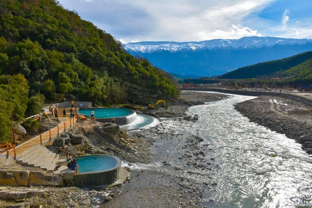 Thermalbad-Abenteuer in Permet – Eintauchen, Schwimmen & Erkunden
