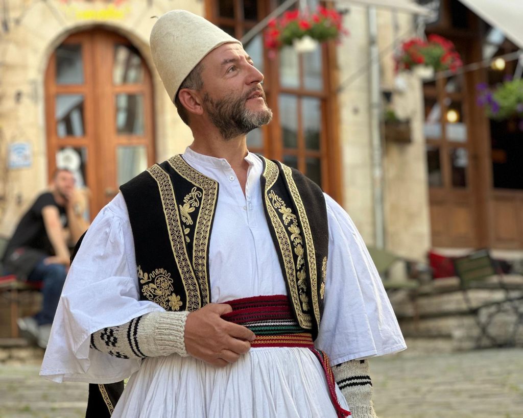 Kleide dich wie ein Einheimischer in Gjirokastra