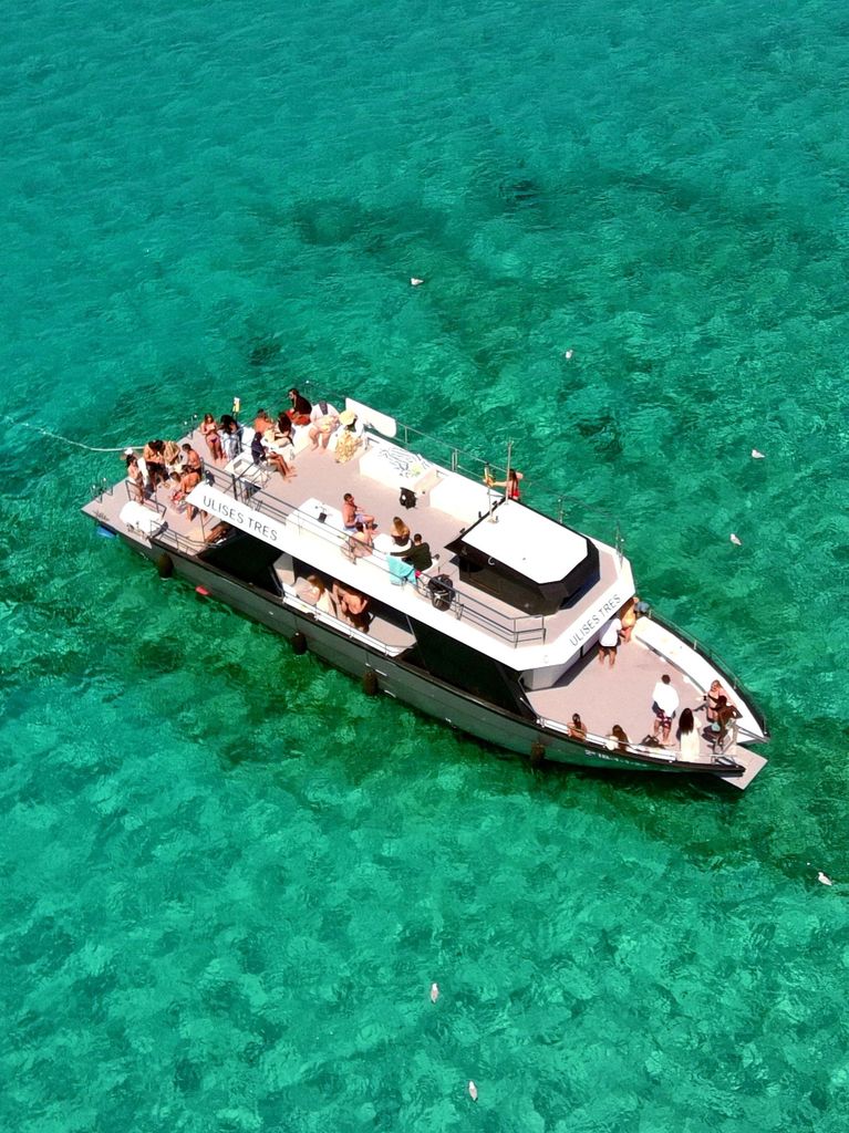 Fahr mit dem Boot entlang der Nordostküste von Ibiza.