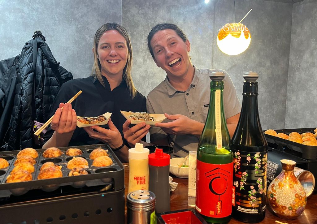Sake-Verkostung in Osaka mit Takoyaki-Kochkurs