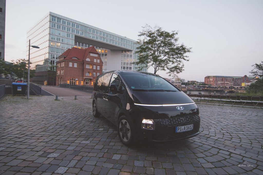 Landausflug von Kiel nach Hamburg. Private Van Tour.