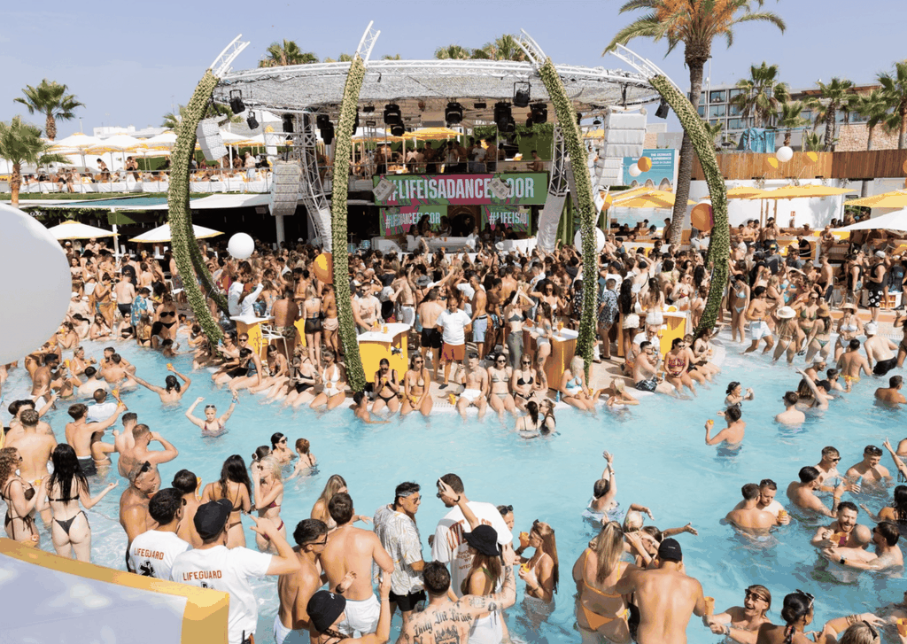 #1 Ibiza Pool Crawl mit O Beach, kostenlosen Drinks & VIP-Eintritt