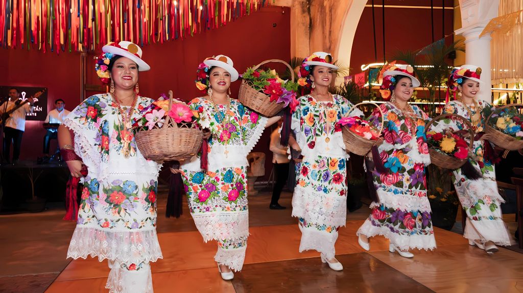 Tour durch das Zentrum von Mérida mit 4-Gänge-Abendessen und Show