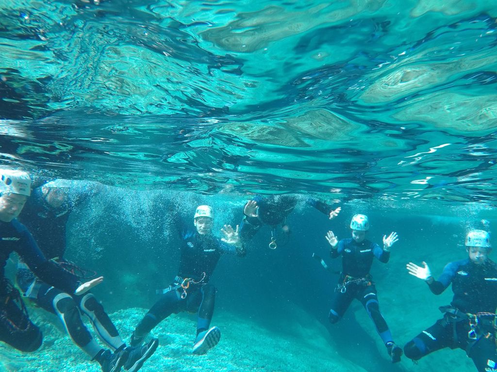 Río Verde, Otivar, Granada: Canyoning im kristallklaren Wasser, Springen und Abseilen