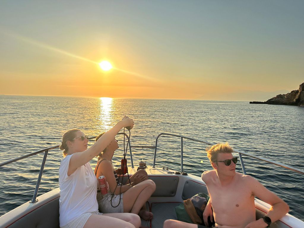 Saranda: Speedboot-Tour bei Sonnenuntergang mit Musik und Getränk