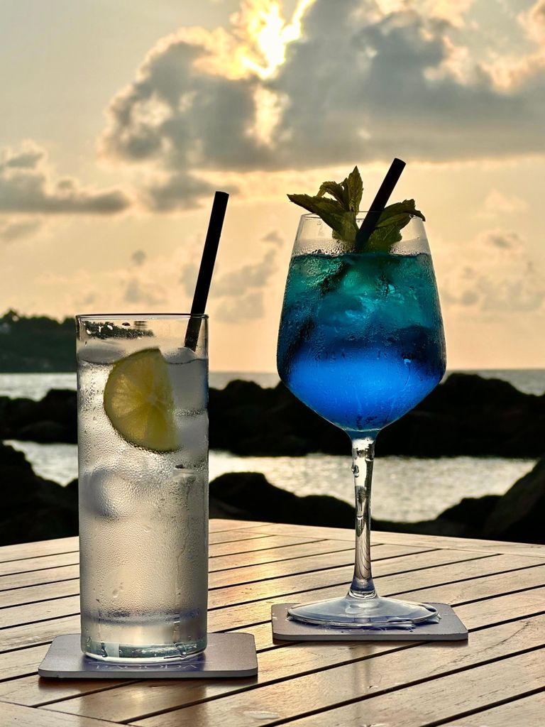 Italienischer Aperitif bei Sonnenuntergang am Meer