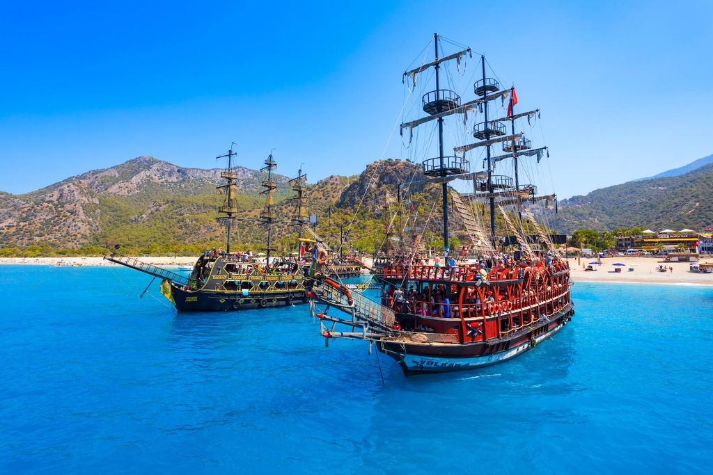 Bodrum: Familienfreundlicher Piratenboot-Tag mit Mittagessen und Getränken