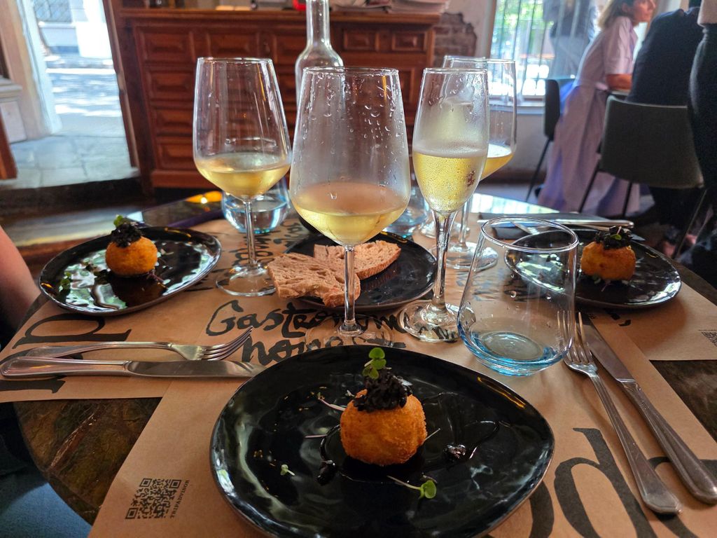 Gastronomie in Lastarria: Eine Reise durch Wein, Essen & Geschichte