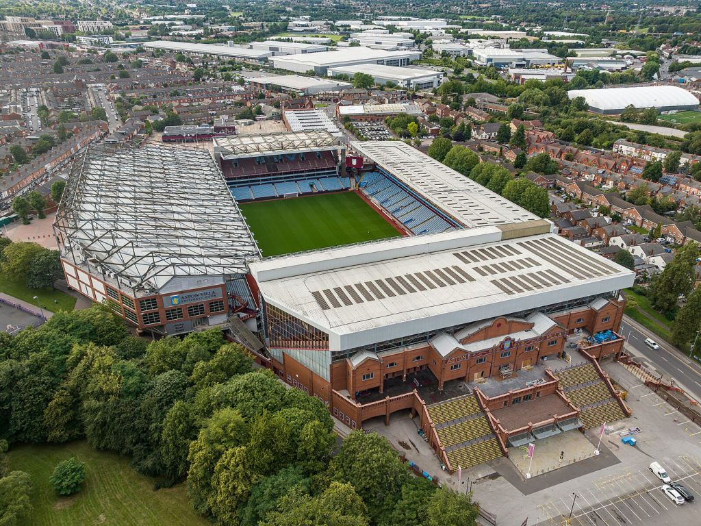 Birmingham: Fußballspiel des Aston Villa FC im Villa Park