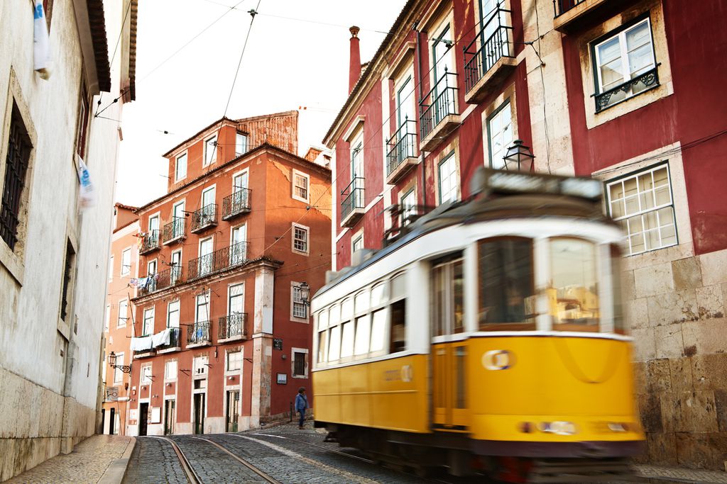 Straßenbahn in Alfama, Lissabon 