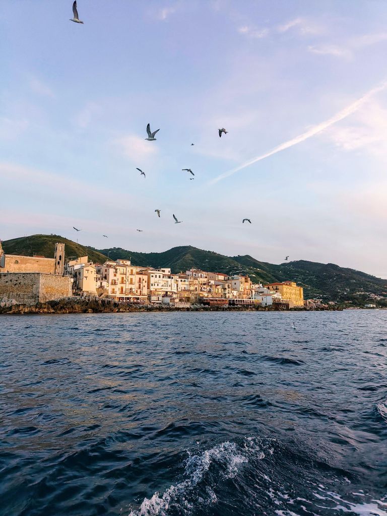 Cefalù: Mini-Yacht mit Schnorchelstopps, Höhlen und Aperitif
