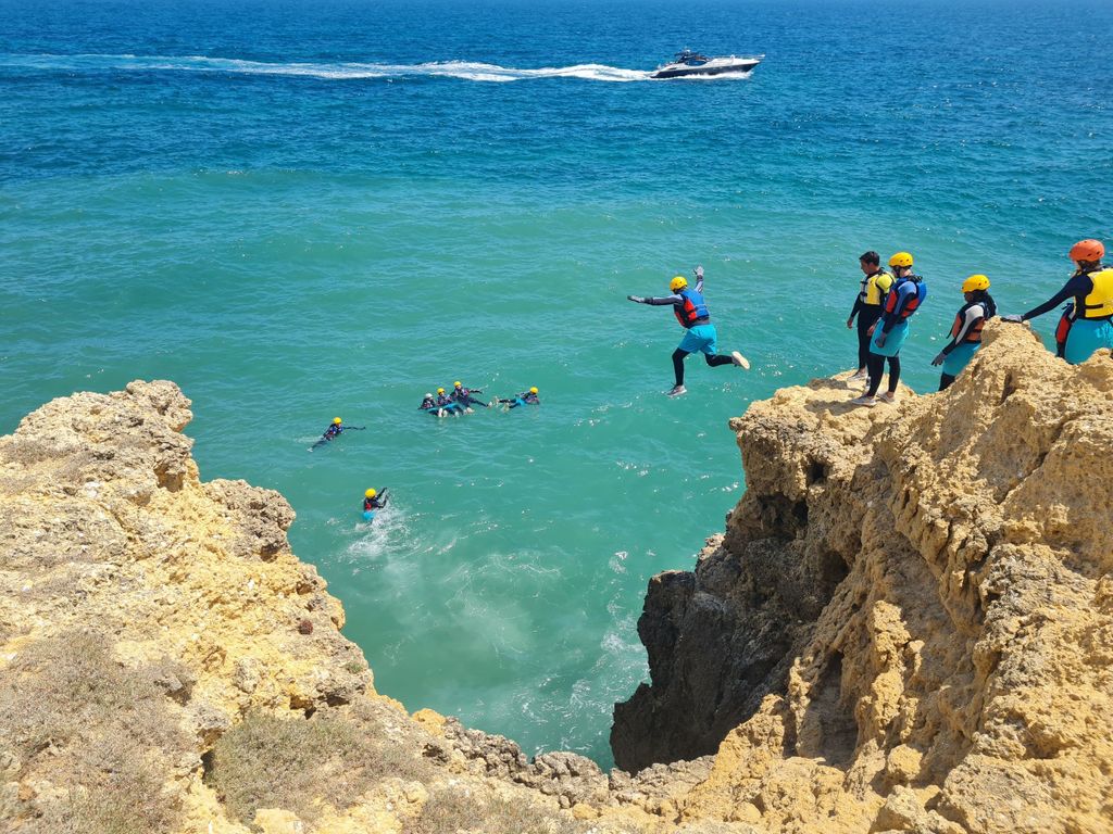Albufeira: Geführte Coasteering-Tour mit Klippenspringen