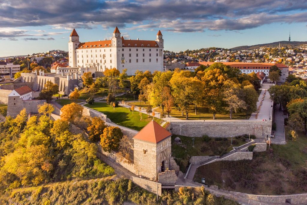 Von Wien aus: Halbtagestour mit Führung nach Bratislava und in die Landschaft