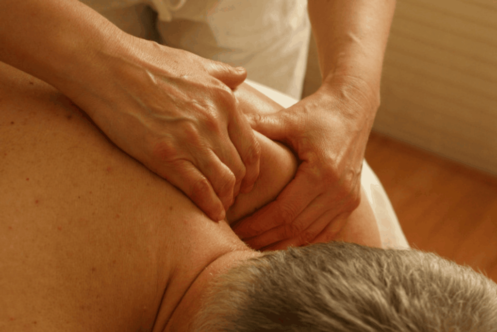 Entspannende Massage mit Vulkansteinen
