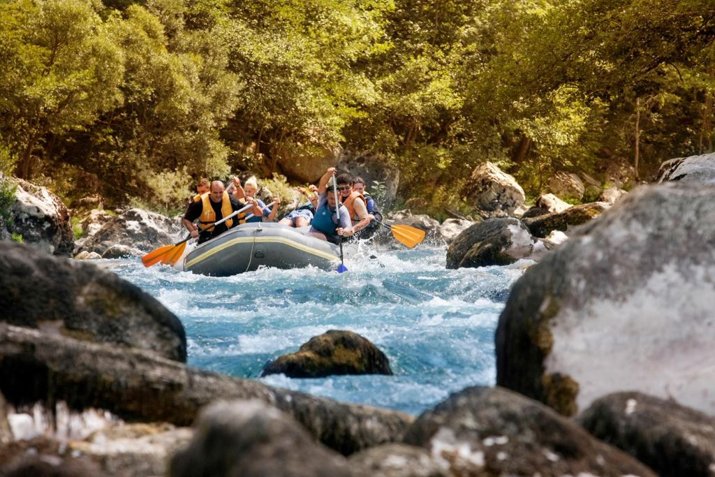 Von Budva aus: Ganztägige Rafting-Tour auf dem Fluss Tara mit Mittagessen