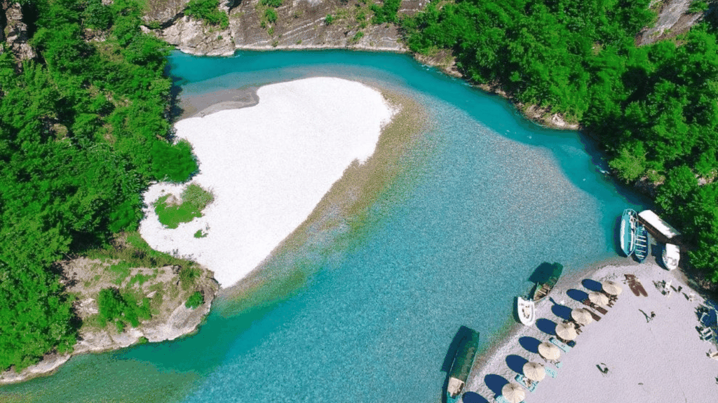 Ab Tirana/Durrës: Tagestour zum Shala-Fluss und Komani-See