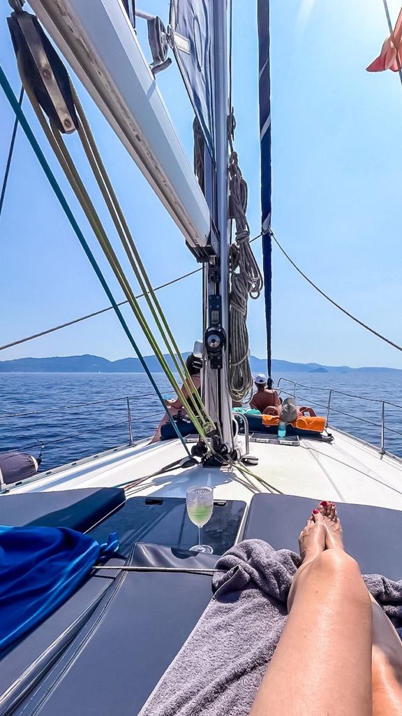 Skiathos: Entspannter Segeltag mit Schwimmen & SUP