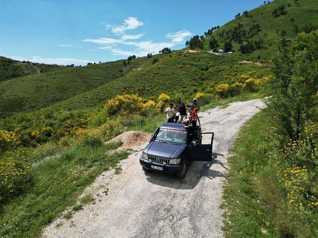 Von Sarandë: Offroad-Safari im Geländewagen mit traditionellem Mittagessen