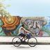 Fahrradfahrer vor Straßenkunst