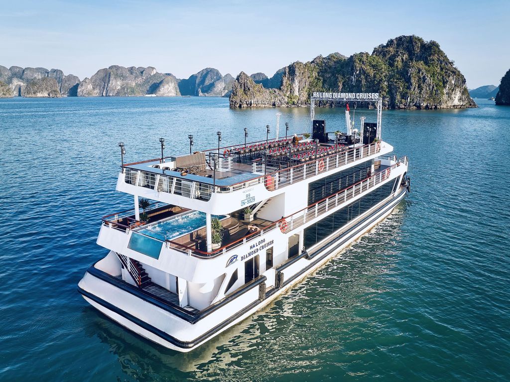 Hanoi: Halong-Bucht Tagestour – 5-Sterne-Kreuzfahrt, Buffet, Kajak