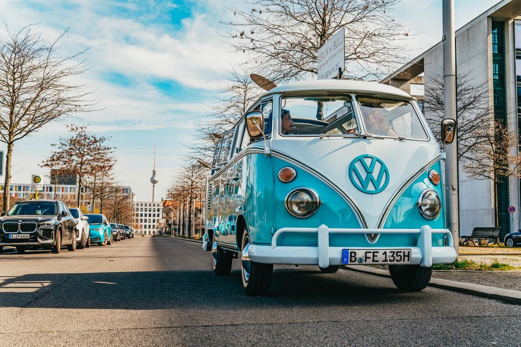 Berlin: Sightseeingtour im klassischen Volkswagen T1 Samba Bus