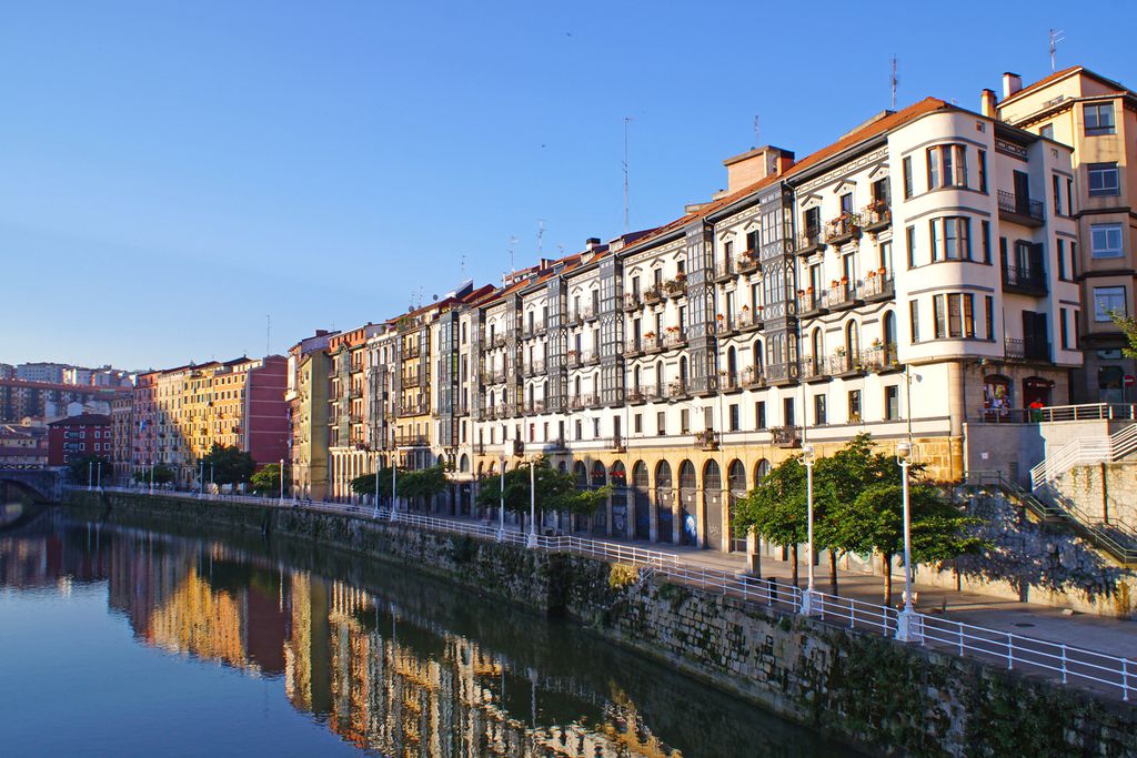 Häuser entlang des Nervión in Bilbao