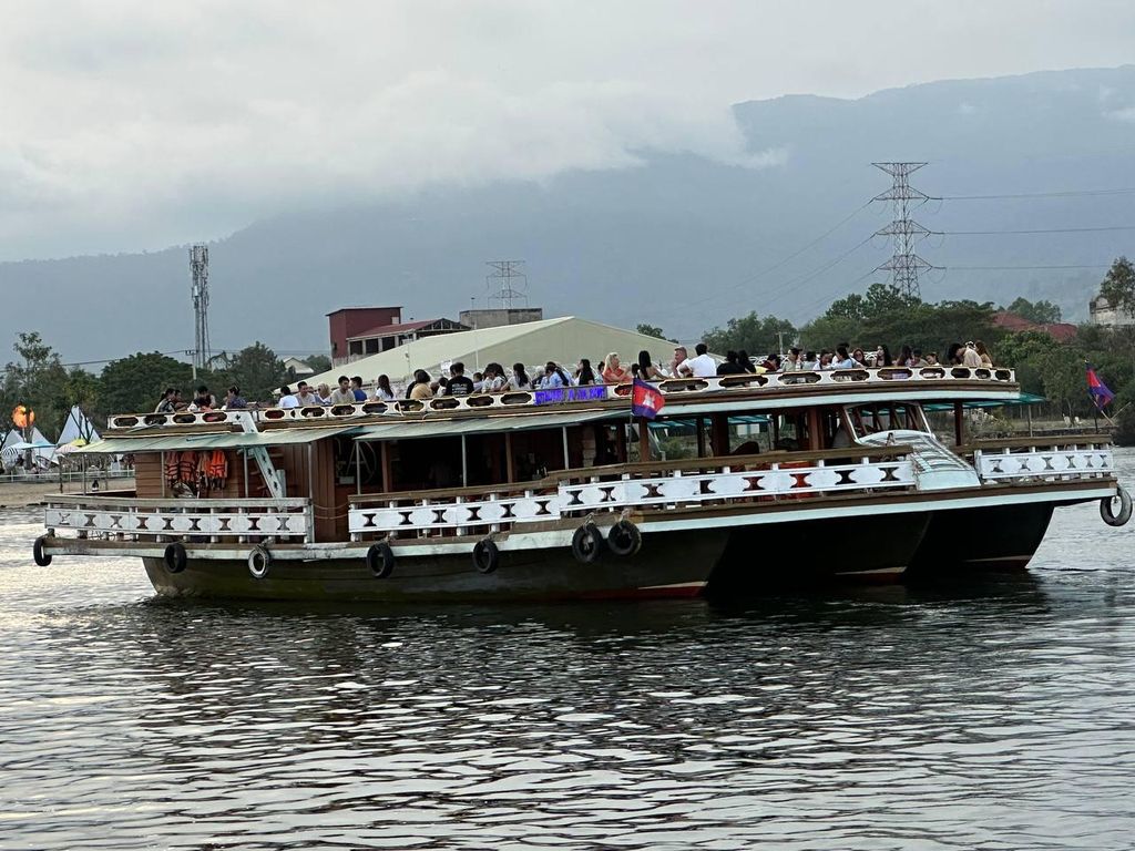 Kampot: Flussfahrt bei Sonnenuntergang mit Drink
