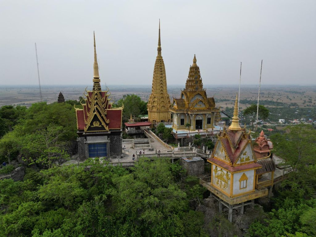Bambuszug. Phnom Sampove Höhle. Fledermaushöhle und Banan-Tempel