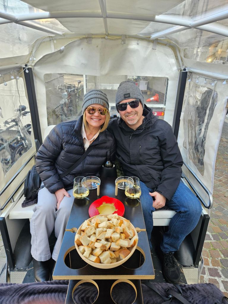 Fondue und Wein private Tuk Tuk Tour in Genf