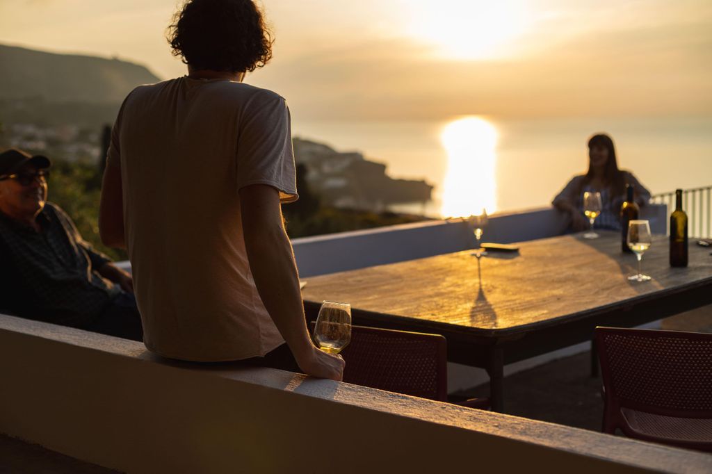 Salina: Weinprobe bei Sonnenuntergang mit äolischen Weinen und Blick auf Stromboli