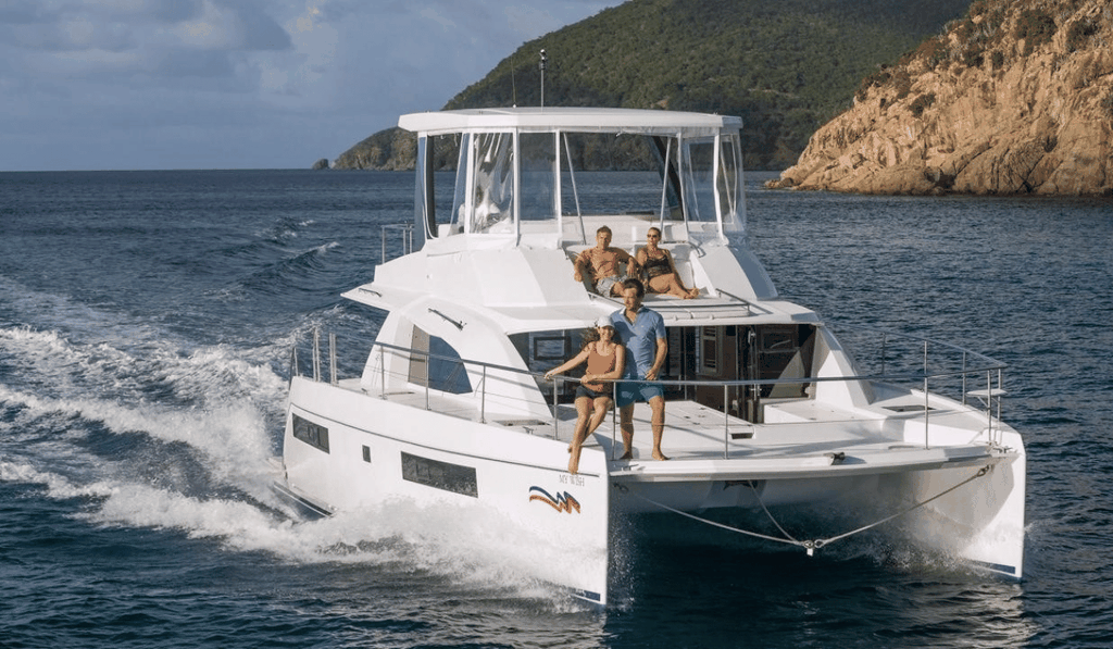 Milos: Halbtägiger Katamaran-Trip nach Kleftiko | Mittagessen & Open Bar