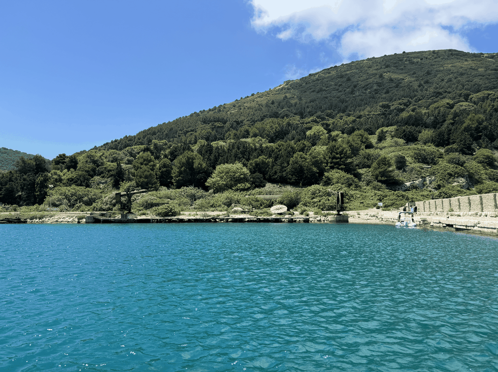 Besuche die Insel Sazan: Albaniens geheimnisvolles Küstenjuwel