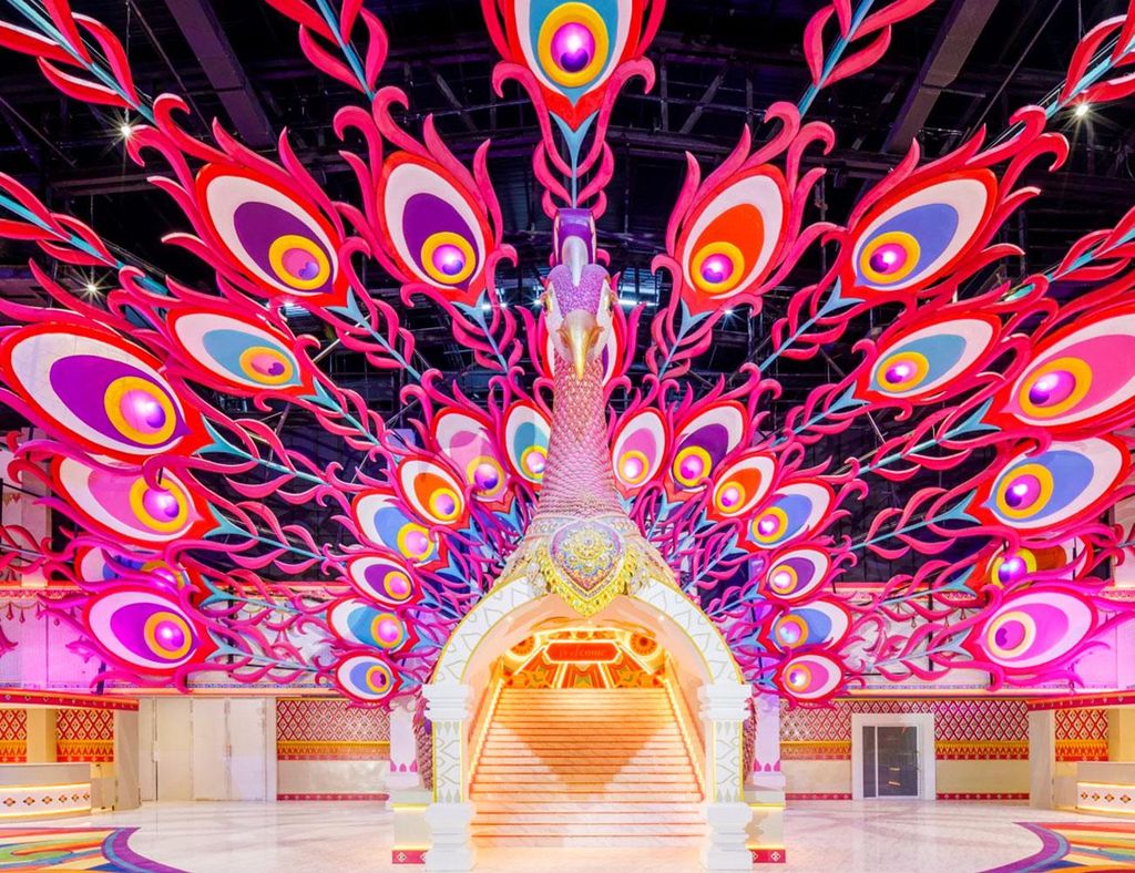 Phuket: Carnival Magic Show Royal Seat mit Abendessen