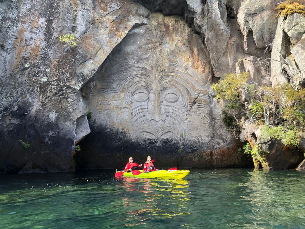 Taupo: Maori Rock Carvings Kajak Tour