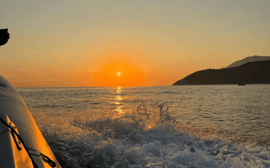 Himara: Sonnenuntergangsfahrt mit Schwimmstopps und Schnorcheln