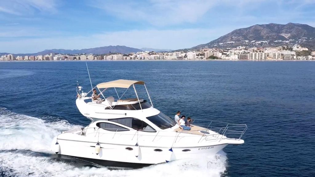 Fuengirola: 2-stündige LUXUS-Yachtfahrt mit Delfinbeobachtung, GETRÄNKE und SNACKS