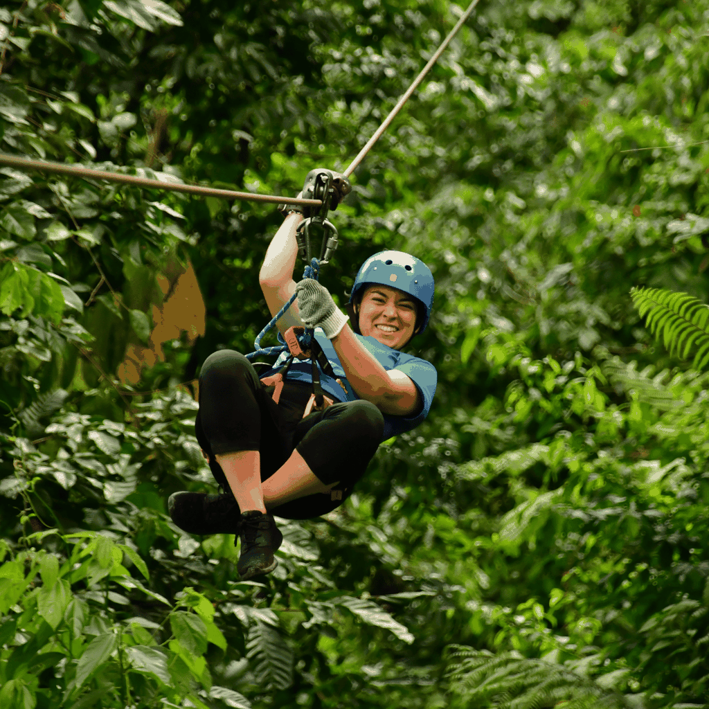 La Fortuna: 12 Canopy Zip Lines und geführte Waldwanderung