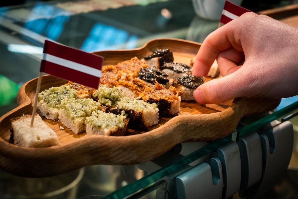 Riga: Traditionelle Foodtour auf dem Zentralmarkt in einer Kleingruppe